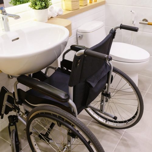 Salle de bain pour personne à mobilité réduite