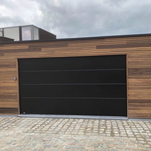 Pour votre porte de garage, choisissez la  qualité d’une porte sectionnelle motorisée 100% belge, super isolée,  esthétique et sécurisante.